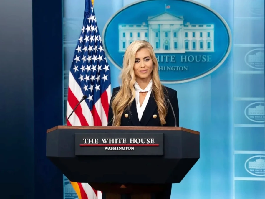 Trump despide a su nueva vocera