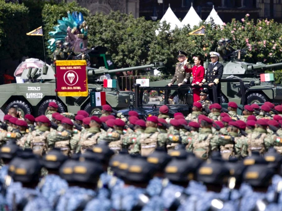 Drones tácticos y vehículos blindados mexicanos debutan en el Desfile Militar