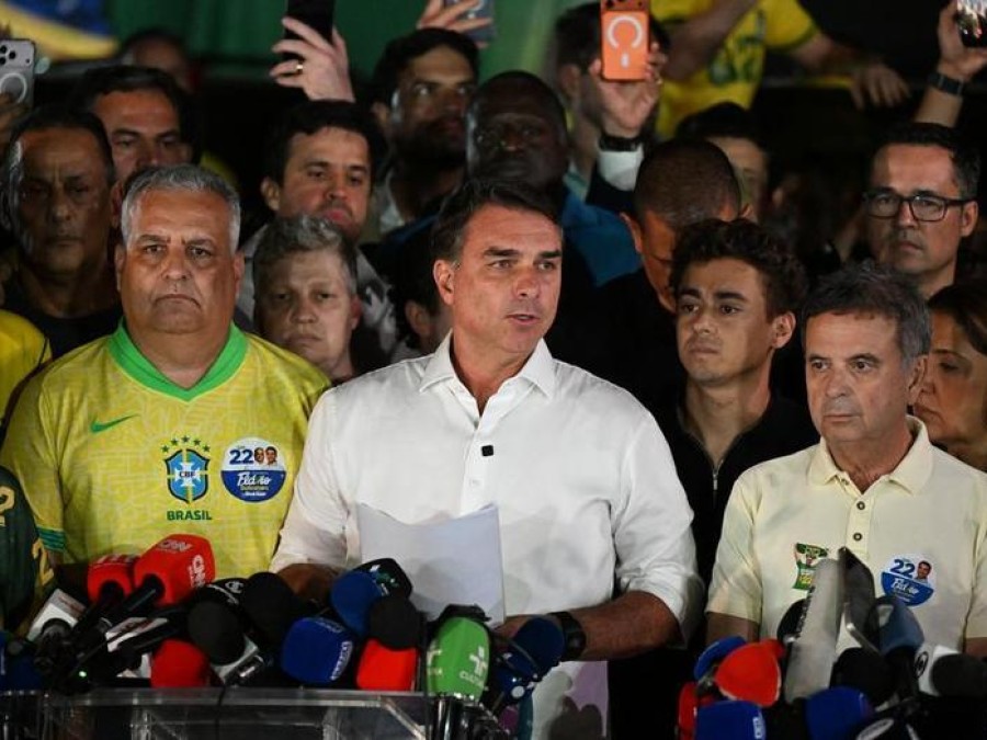Flavio Bolsonaro llega a Florida tras su derrota electoral en Brasil